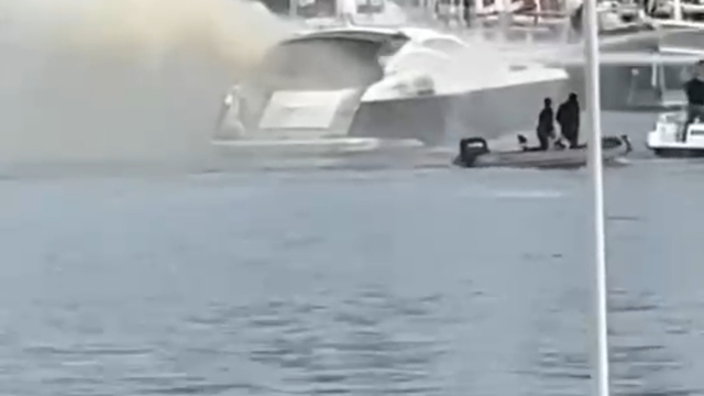Bodrum'da marinada bağlı motoryat yandı; o anlar kamerada
