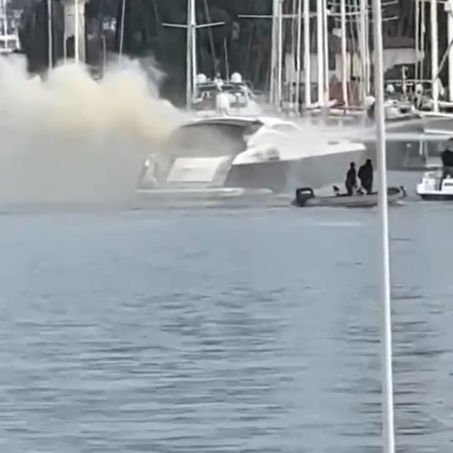 Bodrum'da marinada bağlı motoryat yandı; o anlar kamerada