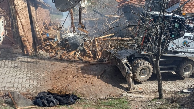 Nallıhan'da çıkan yangında iki katlı ev kullanılamaz hale geldi