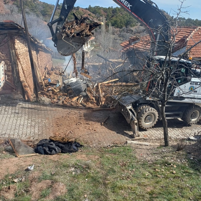 Nallıhan'da çıkan yangında iki katlı ev kullanılamaz hale geldi