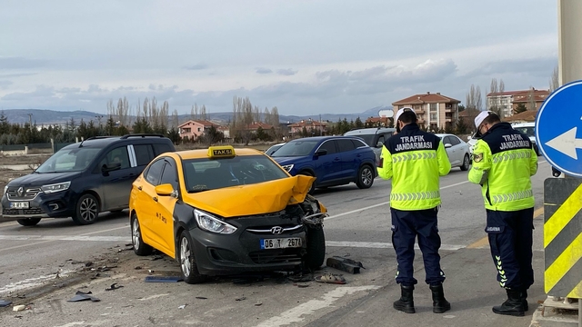Ankara'da iki otomobilin çarpıştığı kazada 5 kişi yaralandı