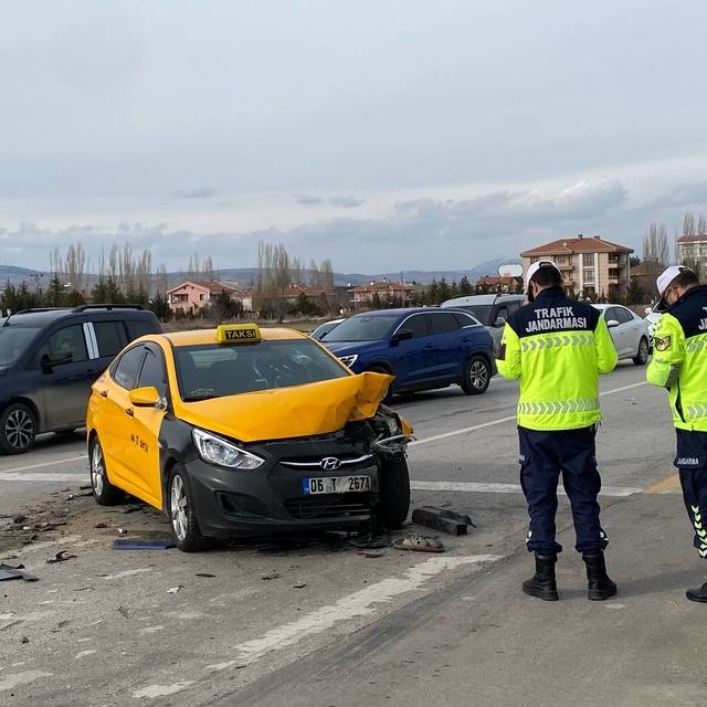 Ankara'da iki otomobilin çarpıştığı kazada 5 kişi yaralandı