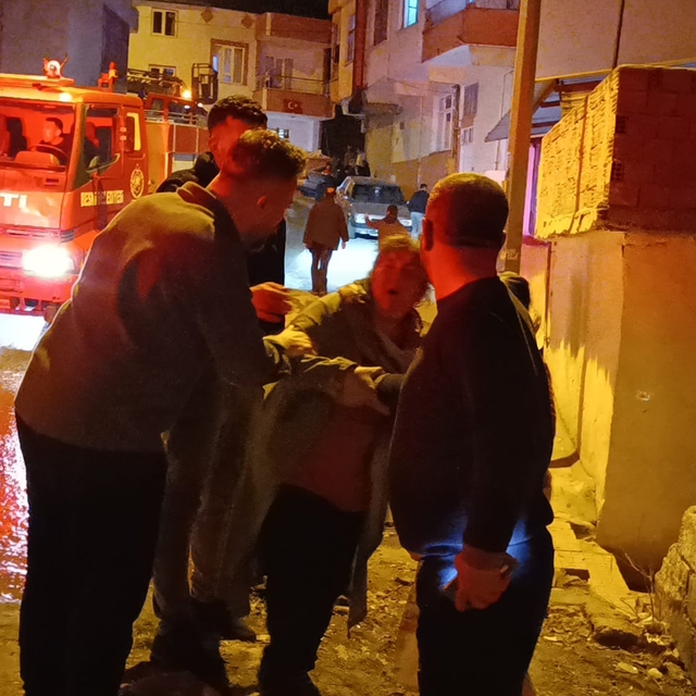 Adıyaman'da evde çıkan yangında 10 kişi dumandan etkilendi