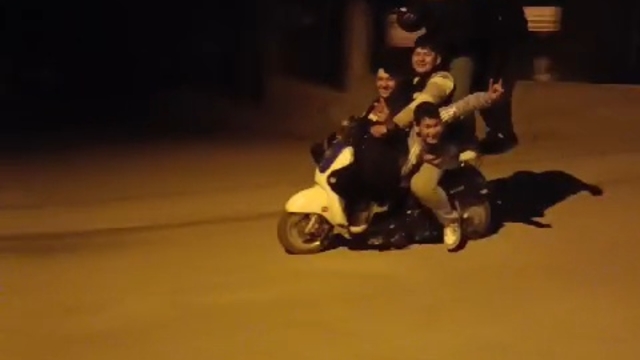 Elektrikli bisiklete 5 kişi bindi; o anlar kamerada