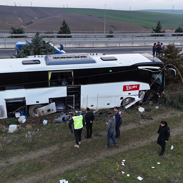 Çanakkale'de tur otobüsü yoldan çıktı; 37 yaralı (2)