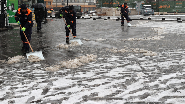 Sivas'ta kar yağışı etkili oluyor