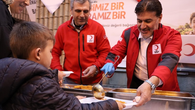 Türk Kızılay, Kemalpaşa'da 300 kişilik iftar çadırı kurdu