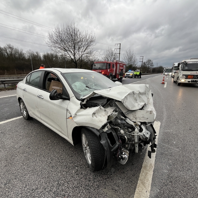 Hafriyat kamyonuna çarpan otomobilin sürücüsü yaralandı