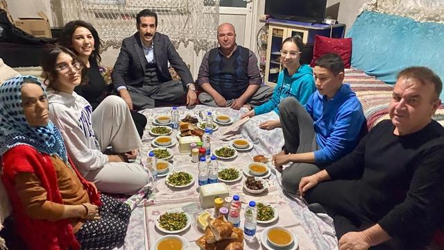 Bozyazı Kaymakamı Tuncay Topsakaloğlu, iftarda vatandaşlara konuk oldu
