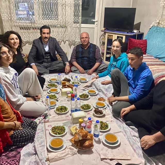 Bozyazı Kaymakamı Tuncay Topsakaloğlu, iftarda vatandaşlara konuk oldu