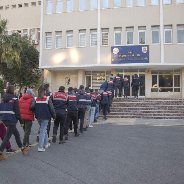 Mersin'de sahte ilanla dolandırıcılık yaptıkları öne sürülen 17 zanlı tutuk...