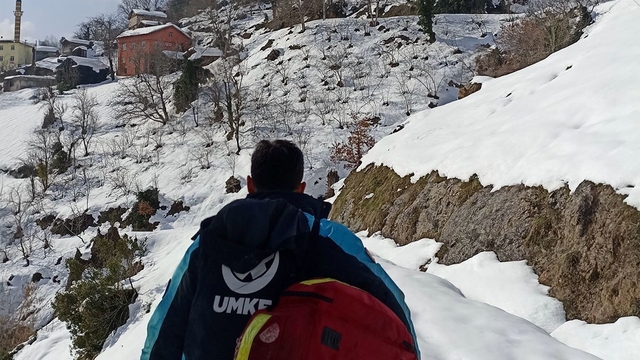 Kar ve heyelan nedeniyle yolu kapalı köydeki hasta hastaneye ulaştırıldı