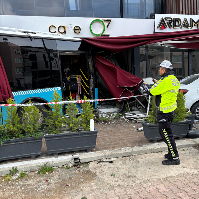 Halk otobüsü park halindeki araçlara çarpıp, kafeye girdi; 4 yaralı