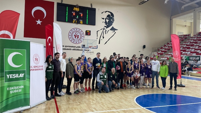 Eskişehir'de "Yeşilay Spor Oyunları 3x3 Sokaklar Bizim Basketbol Turnuvası" yapıldı