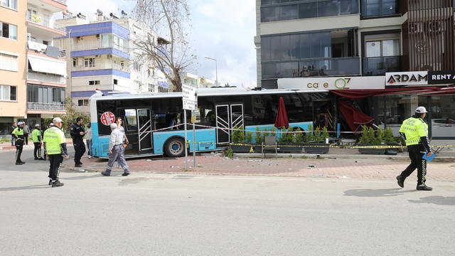 Antalya'da araçlara çarpıp kafeye giren halk otobüsündeki 5 kişi yaralandı