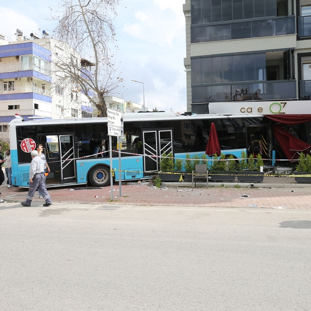 Antalya'da araçlara çarpıp kafeye giren halk otobüsündeki 5 kişi yaralandı