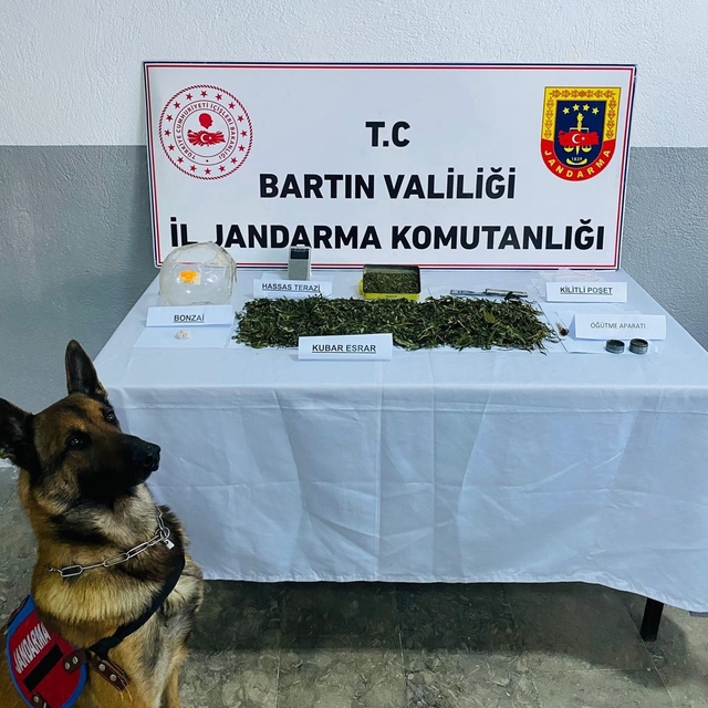Bartın'da uyuşturucu ticareti yaptıkları iddiasıyla yakalanan 2 zanlı tutuk...