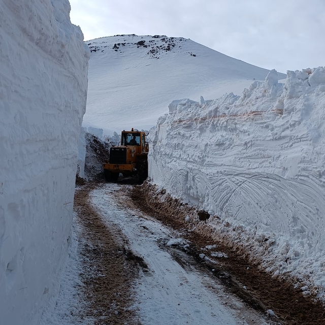 Hakkari'de yer yer 4 metre karın bulunduğu üs bölgesinin yolu açıldı