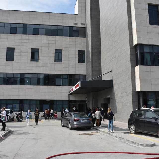 Marmaris'te hastanenin bilgi işlem bölümünde çıkan yangın söndürüldü