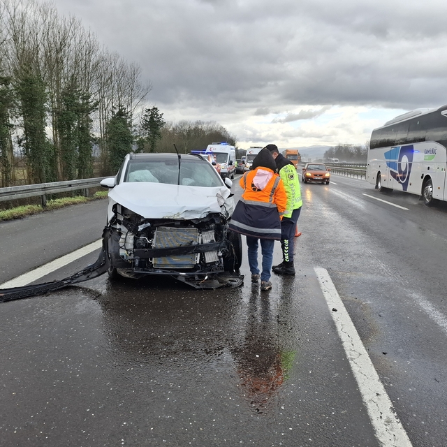 Otoyolda cip ile otomobil çarpıştı; 2 yaralı