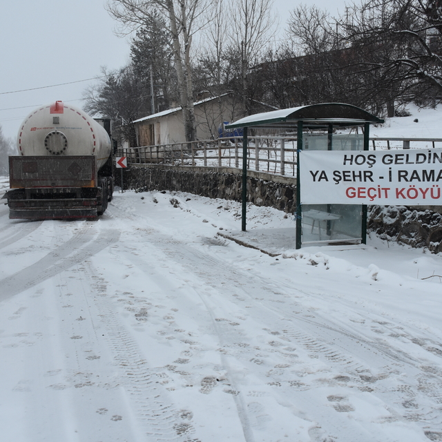 Gümüşhane'de hayırsever köylüler, yoldan geçenlere oruçlarını açtırıyor