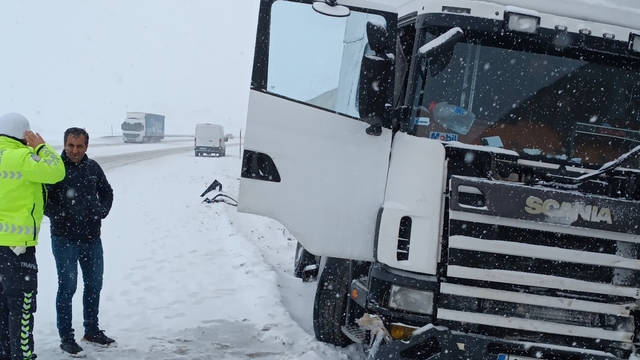 Erzincan'da kar ve tipi ulaşımı aksatıyor