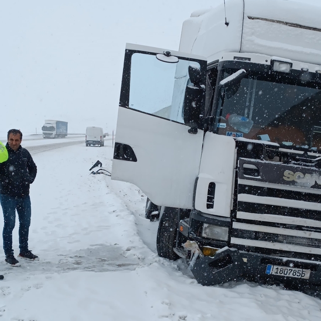 Erzincan'da kar ve tipi ulaşımı aksatıyor