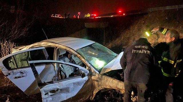 Bingöl'de şarampole devrilen otomobildeki 2 kişi yaralandı