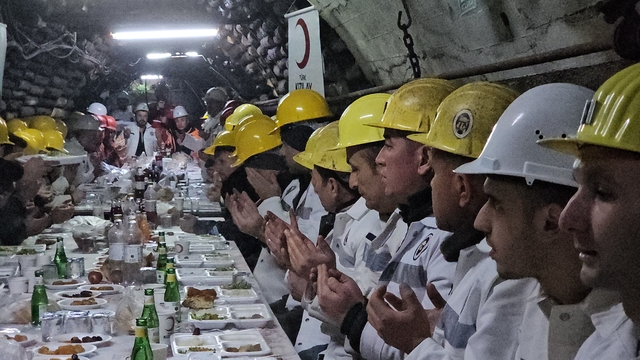 Kızılay'dan madencilere yer altında iftar