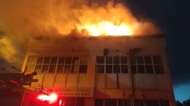 Kastamonu'da, mobilya atölyesindeki yangın 2 saatte söndürüldü