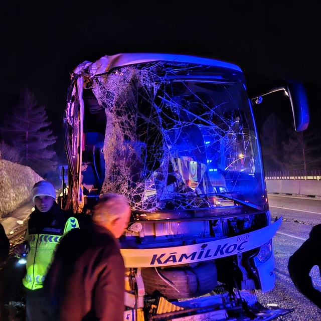 Mersin'de yolcu otobüsünün tıra çarpması sonucu 10 kişi yaralandı