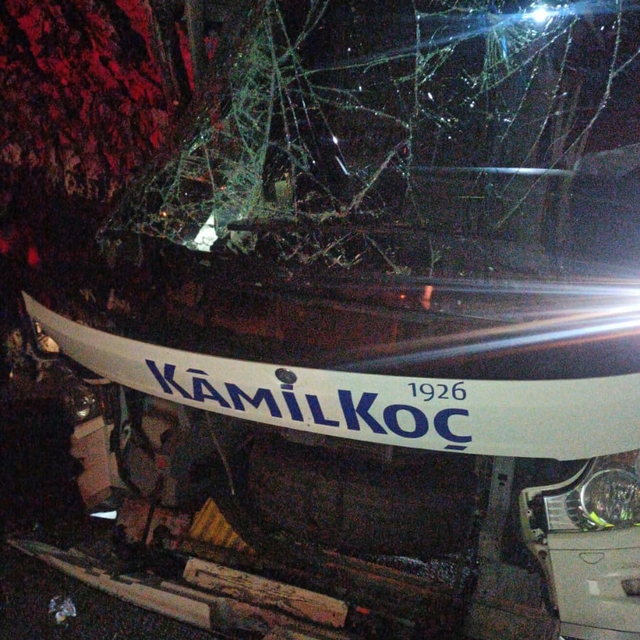 Mersin'de yolcu otobüsü, TIR'a çarptı: 10 yaralı