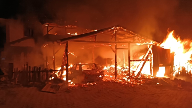 Kastamonu'da garajda çıkan yangında otomobil ve traktör kullanılamaz hale geldi
