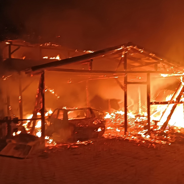 Kastamonu'da garajda çıkan yangında otomobil ve traktör kullanılamaz hale g...