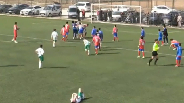 Amatör maçta tekme ve yumruklu kavga