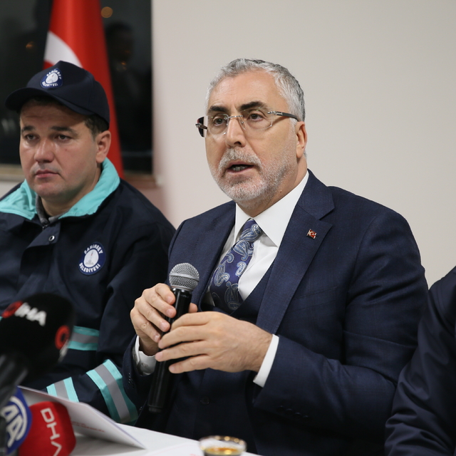 Çalışma ve Sosyal Güvenlik Bakanı Işıkhan, Gaziantep'te işçilerle sahurda b...