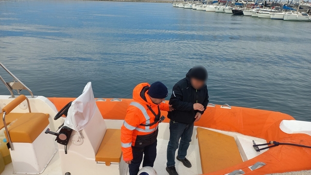 Balıkesir'de teknede rahatsızlanan kişi, sahil güvenlik ekiplerince ambulansa teslim edildi