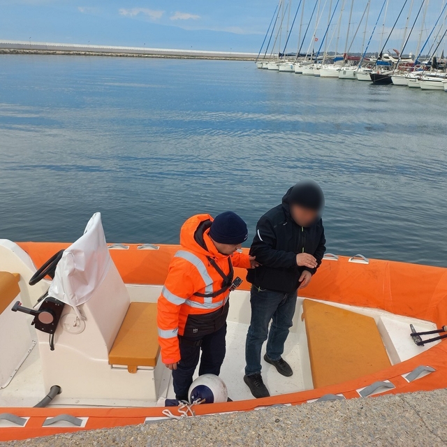 Balıkesir'de teknede rahatsızlanan kişi, sahil güvenlik ekiplerince ambulan...