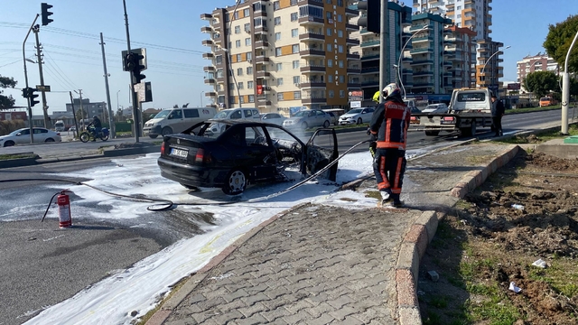 Mersin'de seyir halindeki otomobilde çıkan yangın söndürüldü