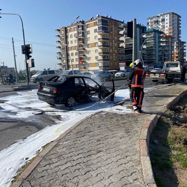 Mersin'de seyir halindeki otomobilde çıkan yangın söndürüldü