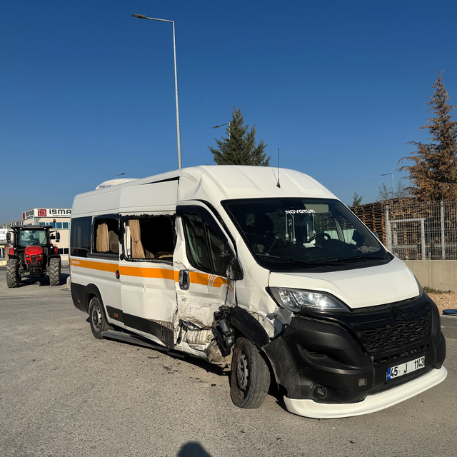 Manisa'da iki işçi servisinin çarpıştığı kazada 19 kişi yaralandı