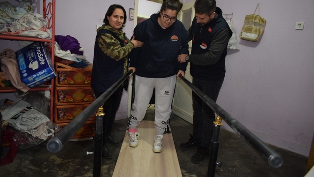 Fizik tedaviyle 5 yıl sonra adım atan Aysun, yürüyüp polis olmak istiyor