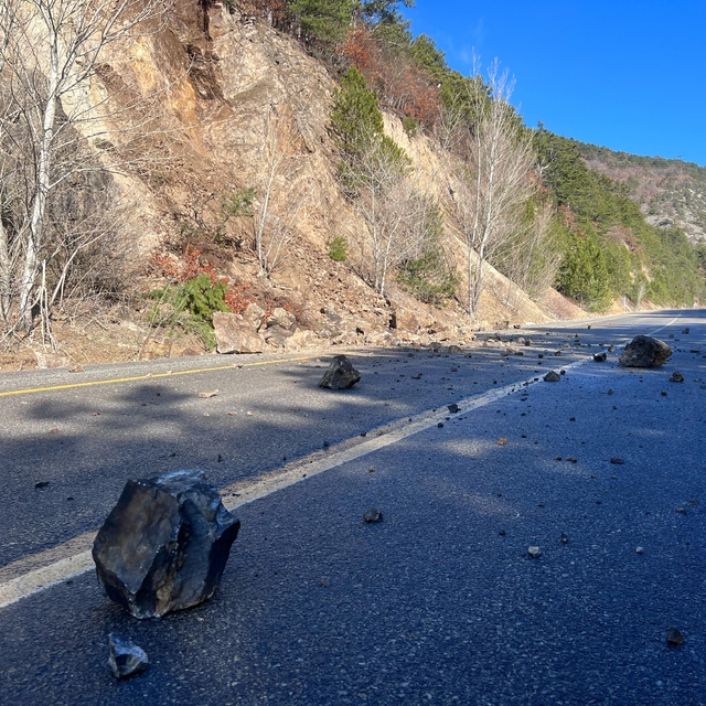 Kütahya'da toprak kayması nedeniyle kara yoluna düşen kayalar ulaşımı aksat...
