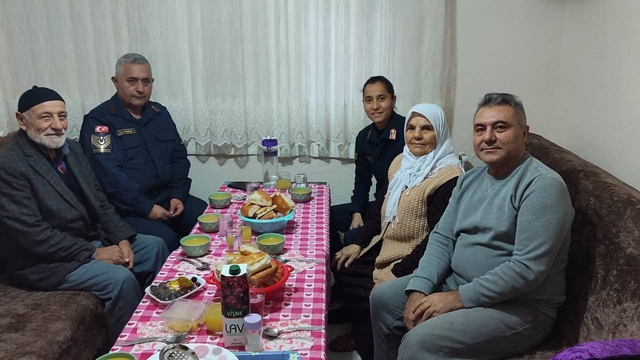 Jandarma ekipleri şehit ailelerini iftarda yalnız bırakmıyor