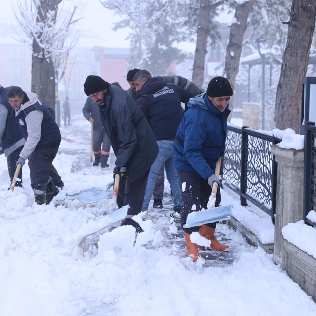 Bingöl ve Şırnak'ta kar nedeniyle 131 yerleşim yerine ulaşım sağlanamıyor