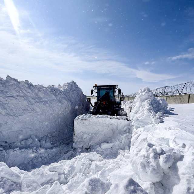 Kardan kapanan kırsal mahalle yollarında karla mücadele çalışması