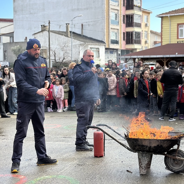 Gerze ve Saraydüzü'nde öğrencilere yangına müdahale eğitimi verildi