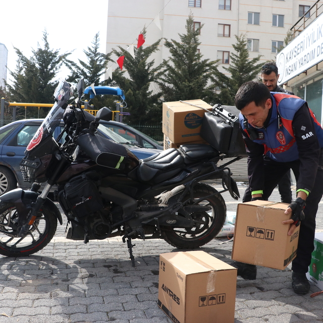 Kayserili motokurye şehir şehir gezerek "iyilik" taşıyor