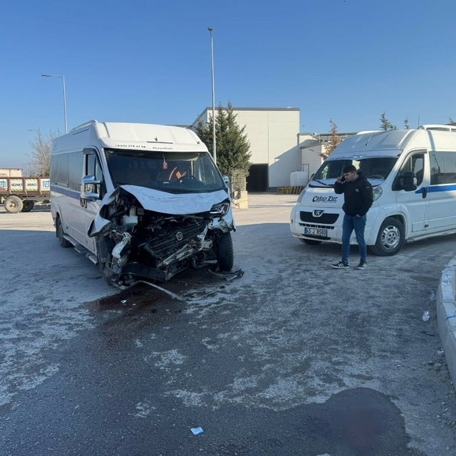 Manisa'da iki servis minibüsü çarpıştı: 19 yaralı