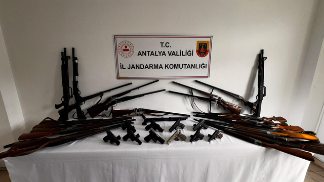 Alanya'da bireysel silahlanma ve silah ticareti operasyonunda 42 kişiye işlem yapıldı